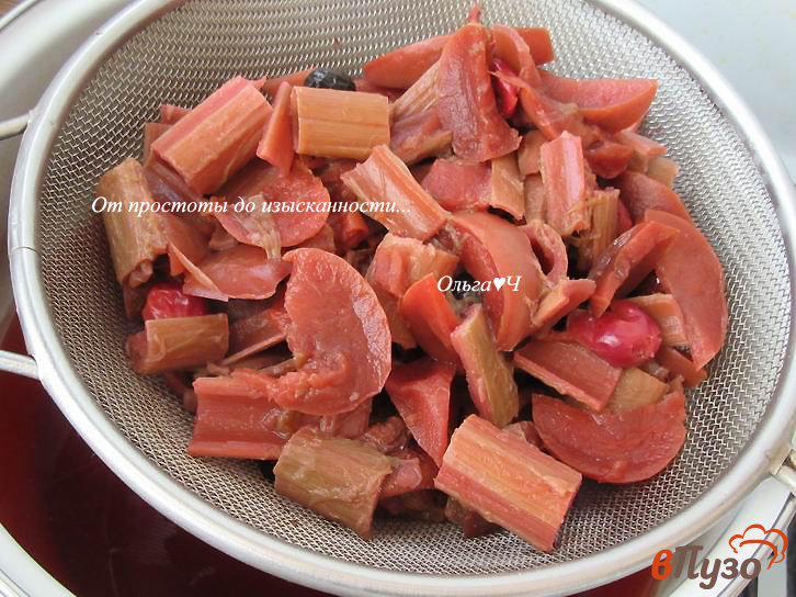 Фото приготовление рецепта: Компот с ревенем, вишней, яблоками и шиповником шаг №3