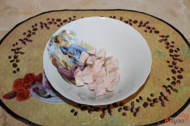 Фото приготовление рецепта: Салат с черносливом и копченой курицей шаг №1