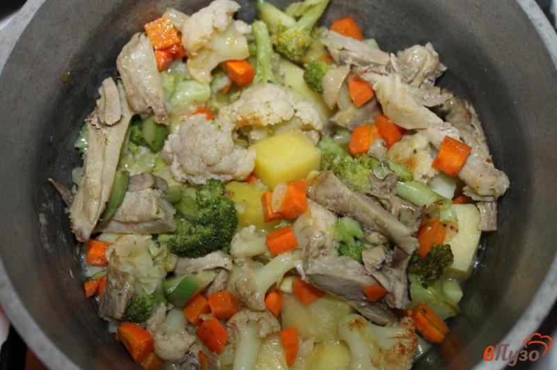 Фото приготовление рецепта: Овощное рагу с курицей, брокколи и кабачком шаг №4
