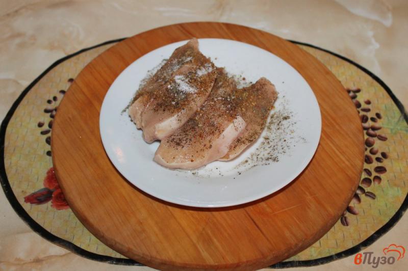 Фото приготовление рецепта: Жареные кусочки куриного филе с пармезаном шаг №2
