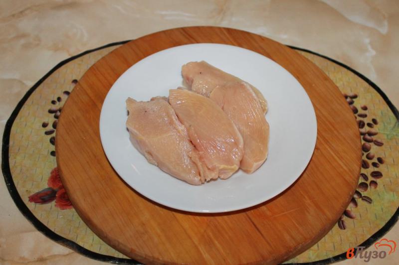 Фото приготовление рецепта: Жареные кусочки куриного филе с пармезаном шаг №1