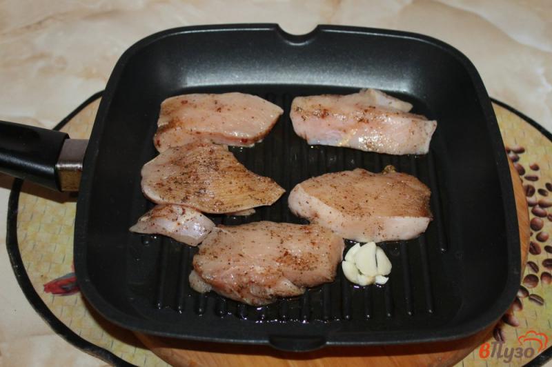 Фото приготовление рецепта: Жареные кусочки куриного филе с пармезаном шаг №3