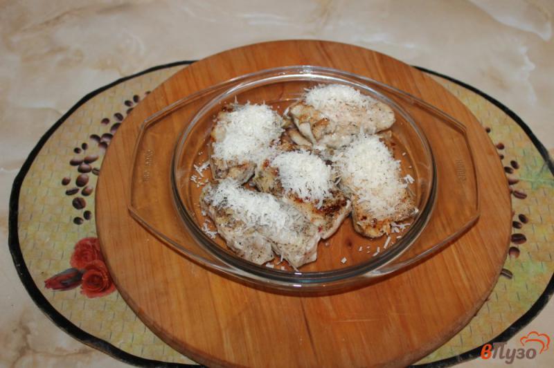 Фото приготовление рецепта: Жареные кусочки куриного филе с пармезаном шаг №4