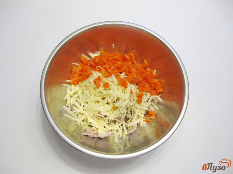 Фото приготовление рецепта: Салат из свинины с маринованным луком шаг №3