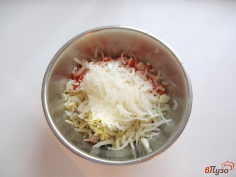 Фото приготовление рецепта: Салат из свинины с маринованным луком шаг №4