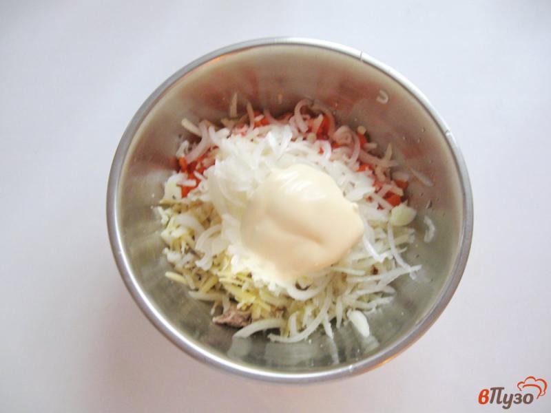 Фото приготовление рецепта: Салат из свинины с маринованным луком шаг №5