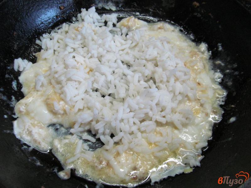 Фото приготовление рецепта: Жареный рис с уткой шаг №6