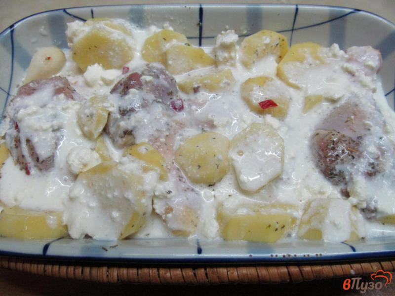 Фото приготовление рецепта: Запеченная курица с картофелем в молоке с сыром фета шаг №3
