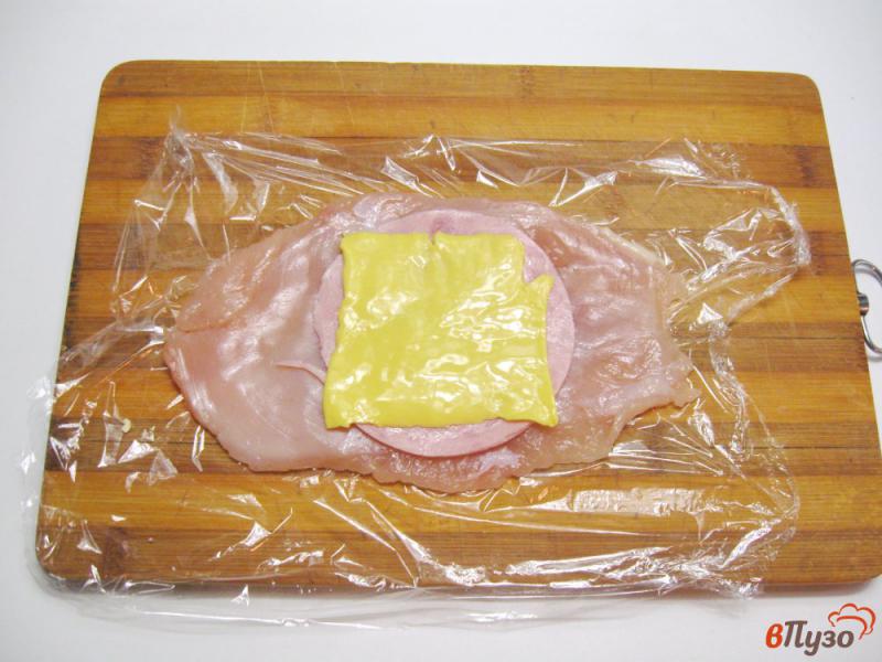 Фото приготовление рецепта: Куриная грудка с сыром и ветчиной шаг №3