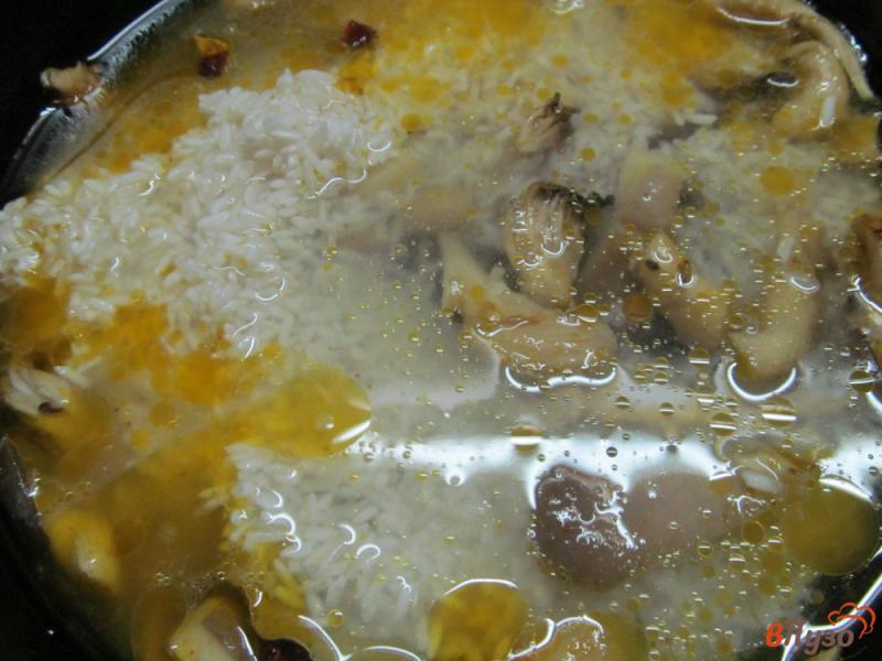 Фото приготовление рецепта: Рис с грибами в индийском стиле шаг №4