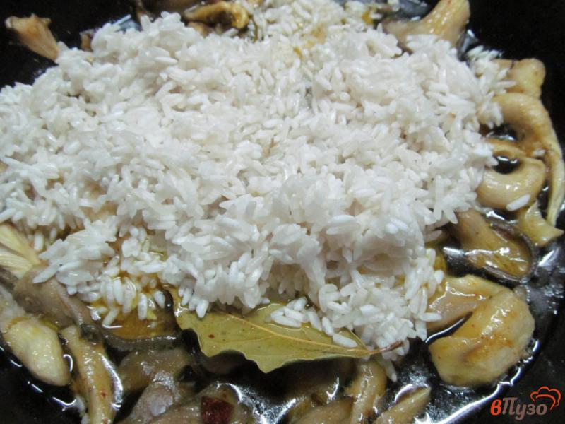 Фото приготовление рецепта: Рис с грибами в индийском стиле шаг №3