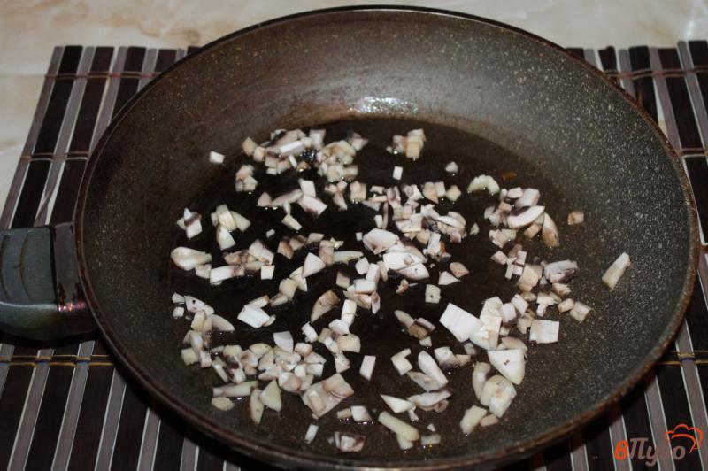 Фото приготовление рецепта: Котлеты из свинины с зеленым луком под грибным соусом шаг №6