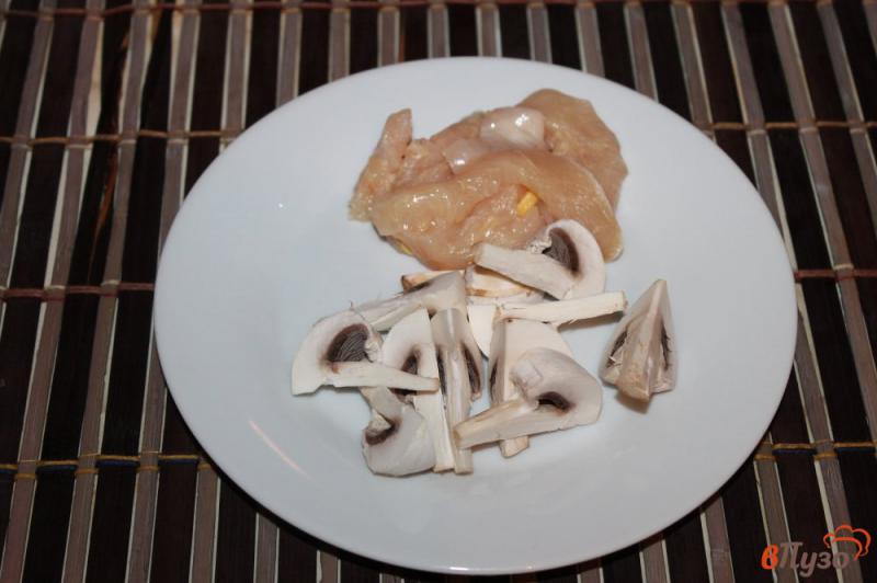 Фото приготовление рецепта: Салат с курицей, грибами и гранатом шаг №1