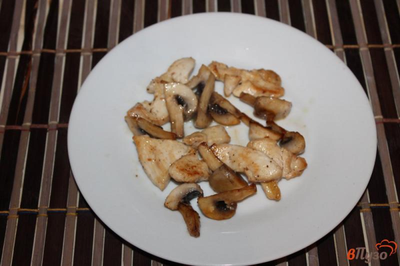 Фото приготовление рецепта: Салат с курицей, грибами и гранатом шаг №2