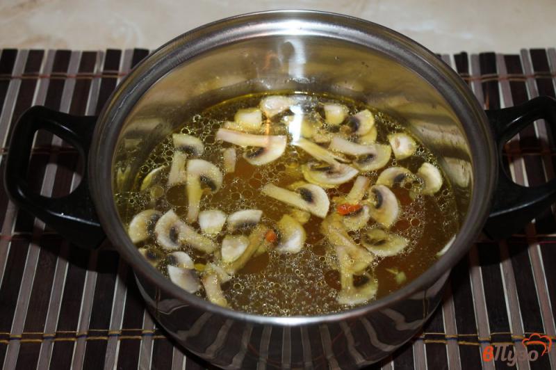 Фото приготовление рецепта: Грибной суп с яйцом без картофеля шаг №3
