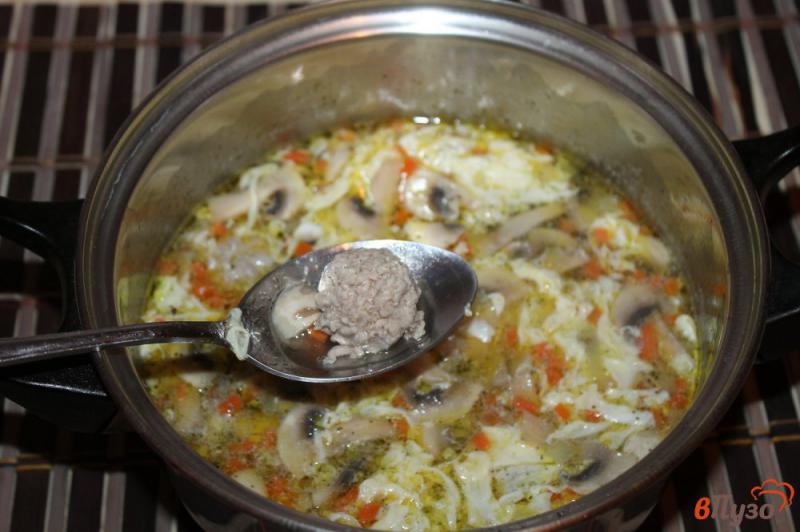 Фото приготовление рецепта: Грибной суп с яйцом без картофеля шаг №5