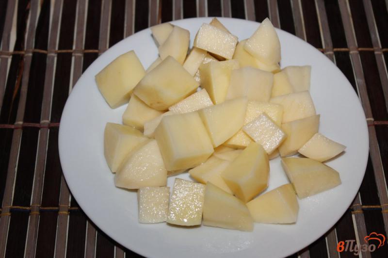 Фото приготовление рецепта: Острый жареный картофель с беконом и чесноком шаг №1