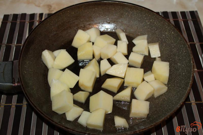 Фото приготовление рецепта: Острый жареный картофель с беконом и чесноком шаг №2