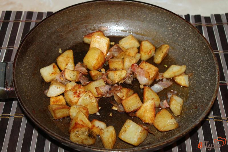 Фото приготовление рецепта: Острый жареный картофель с беконом и чесноком шаг №5