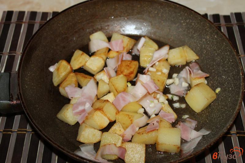 Фото приготовление рецепта: Острый жареный картофель с беконом и чесноком шаг №4
