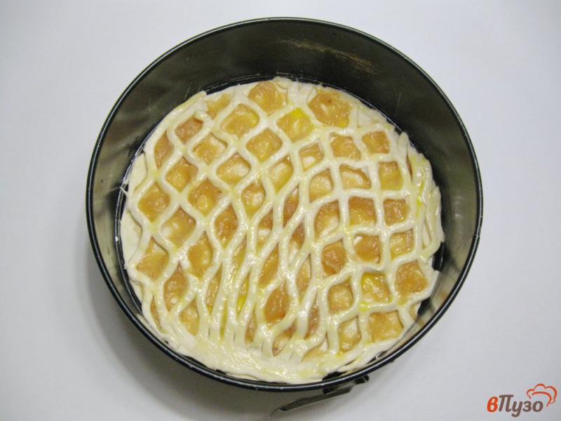 Фото приготовление рецепта: Слоеный пирог с яблочным джемом шаг №4