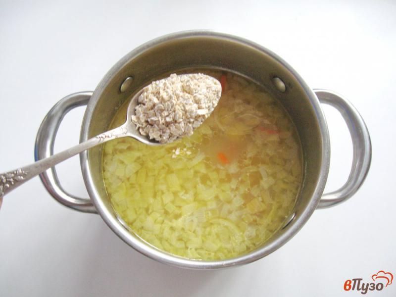 Фото приготовление рецепта: Овсяный суп с зеленым горошком шаг №3