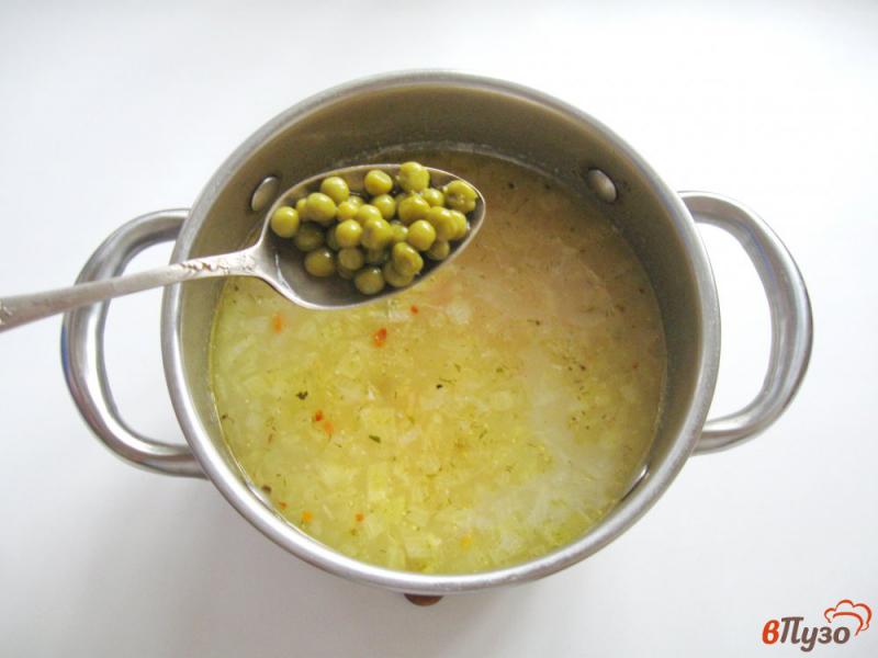 Фото приготовление рецепта: Овсяный суп с зеленым горошком шаг №4