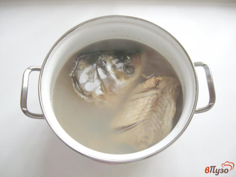 Фото приготовление рецепта: Рыбный суп с пшеном шаг №2