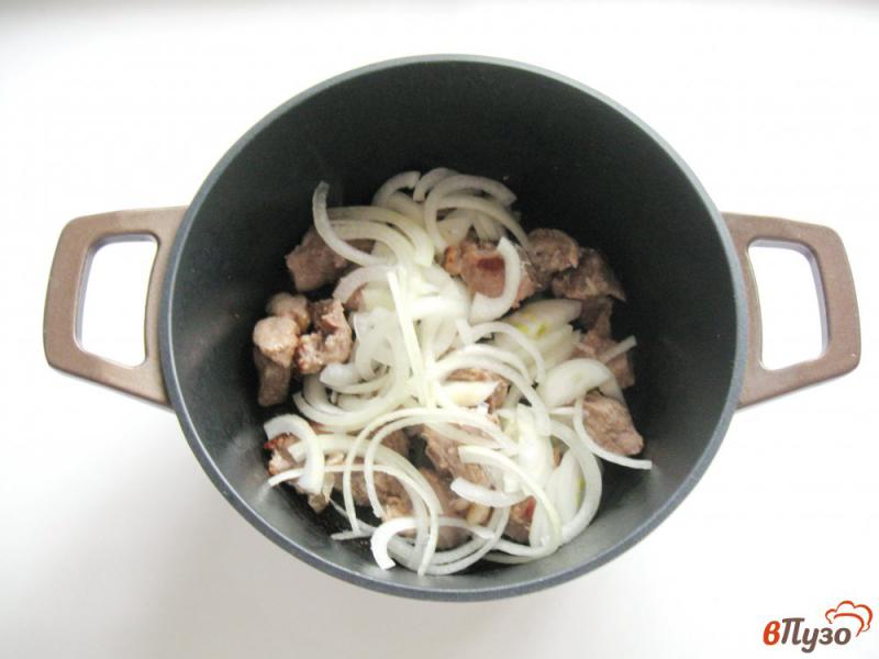 Фото приготовление рецепта: Свинина с вешенками в сметане шаг №3