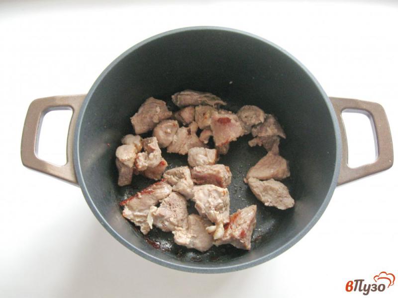 Фото приготовление рецепта: Свинина с вешенками в сметане шаг №2