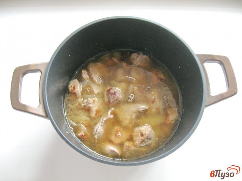 Фото приготовление рецепта: Свинина с вешенками в сметане шаг №4