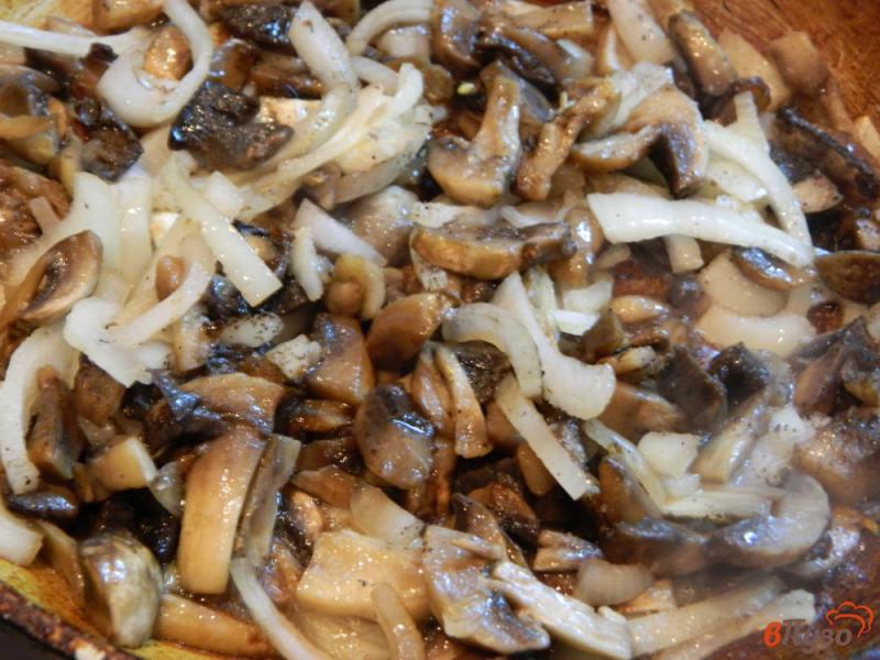 Фото приготовление рецепта: Закрытый пирог с квашеной капустой и грибами шаг №5