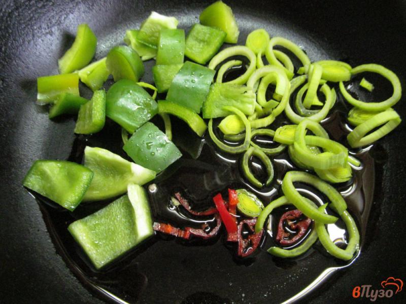 Фото приготовление рецепта: Зеленый салат с куриной печенью и оливками шаг №1