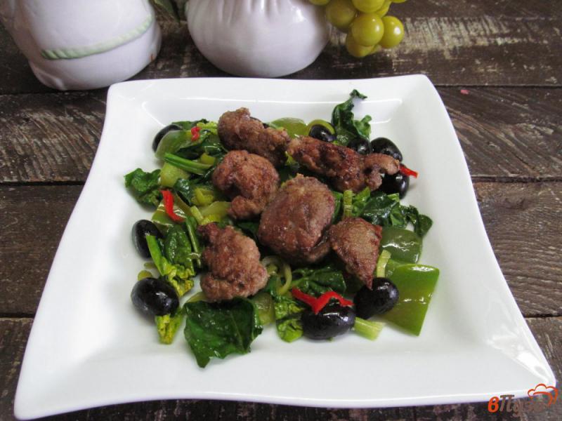 Фото приготовление рецепта: Зеленый салат с куриной печенью и оливками шаг №4