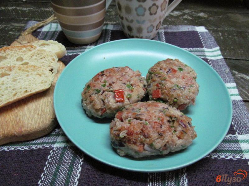 Фото приготовление рецепта: Котлеты из говядины с помидором и кинзой шаг №5