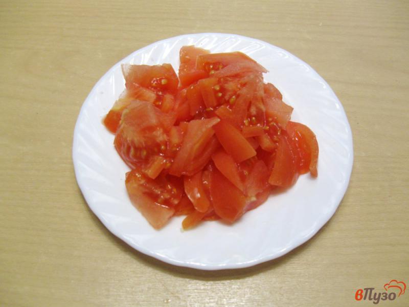 Фото приготовление рецепта: Салат с помидором и пекинской капустой шаг №2