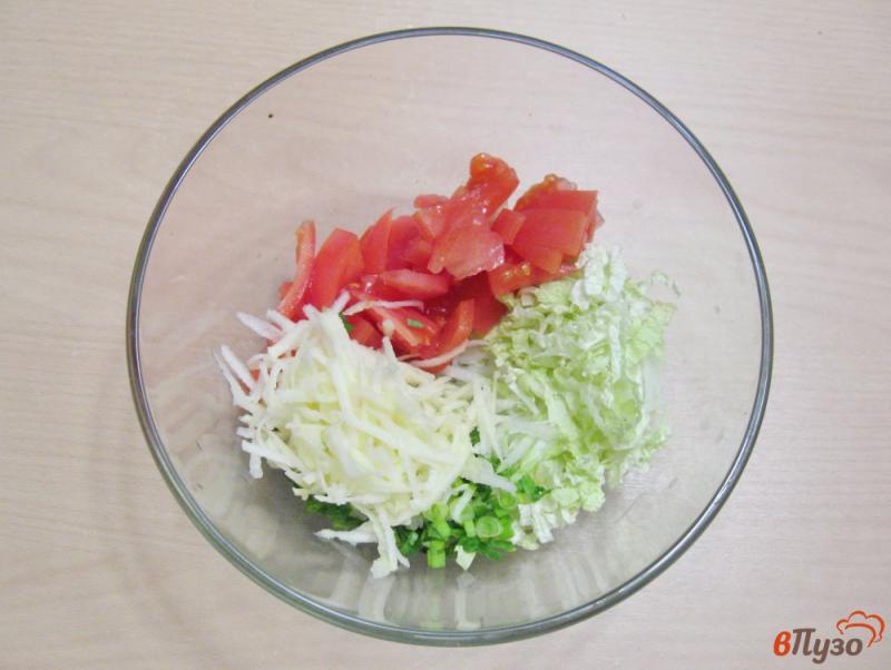 Фото приготовление рецепта: Салат с помидором и пекинской капустой шаг №5