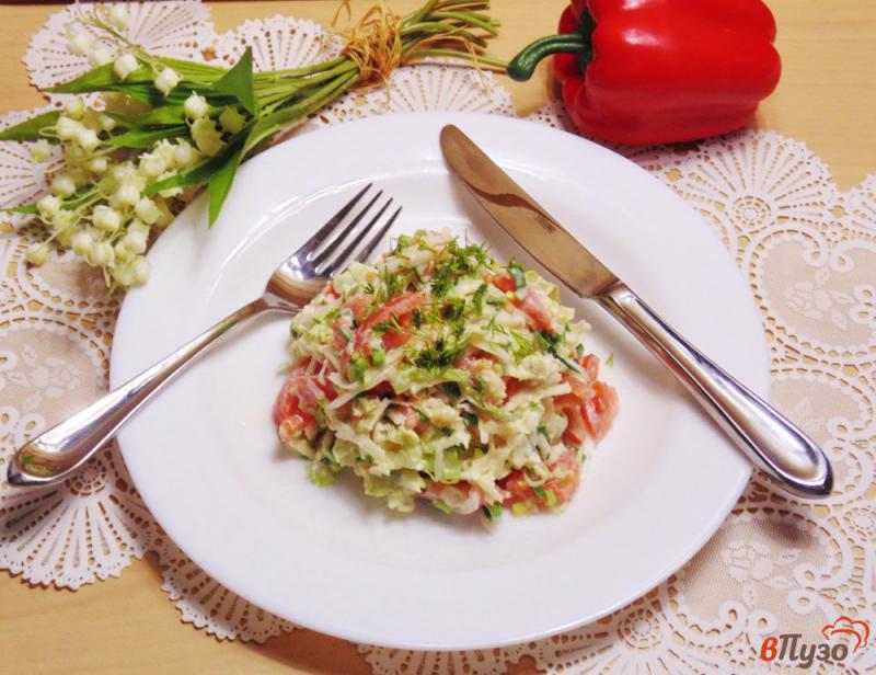 Фото приготовление рецепта: Салат с помидором и пекинской капустой шаг №8