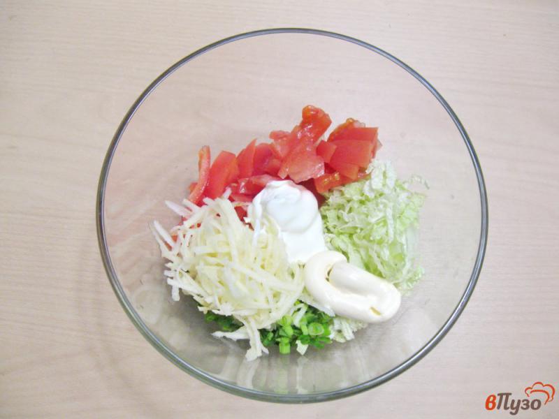 Фото приготовление рецепта: Салат с помидором и пекинской капустой шаг №6