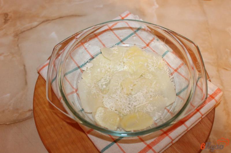 Фото приготовление рецепта: Картофель с пармезаном в сливочном соусе шаг №3