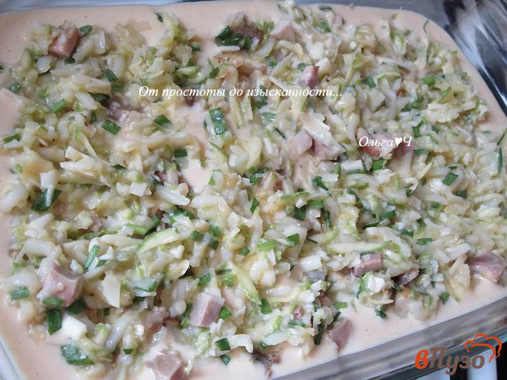 Фото приготовление рецепта: Заливной пирог с карбонадом, кабачком и картофелем шаг №4