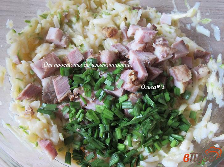 Фото приготовление рецепта: Заливной пирог с карбонадом, кабачком и картофелем шаг №3