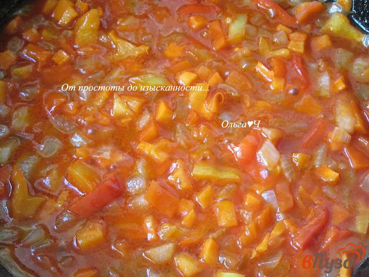 Фото приготовление рецепта: Цветная капуста в томатном соусе с красным перцем и рукколой шаг №4