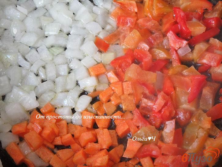 Фото приготовление рецепта: Цветная капуста в томатном соусе с красным перцем и рукколой шаг №3