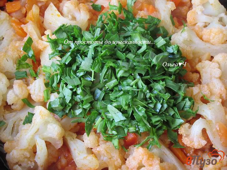 Фото приготовление рецепта: Цветная капуста в томатном соусе с красным перцем и рукколой шаг №6