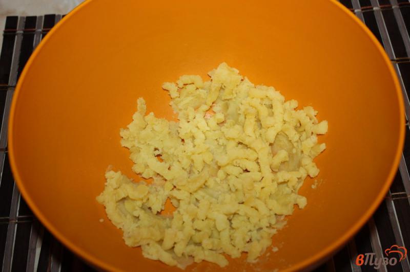 Фото приготовление рецепта: Картофельные шарики с мясом и сыром к пиву шаг №1