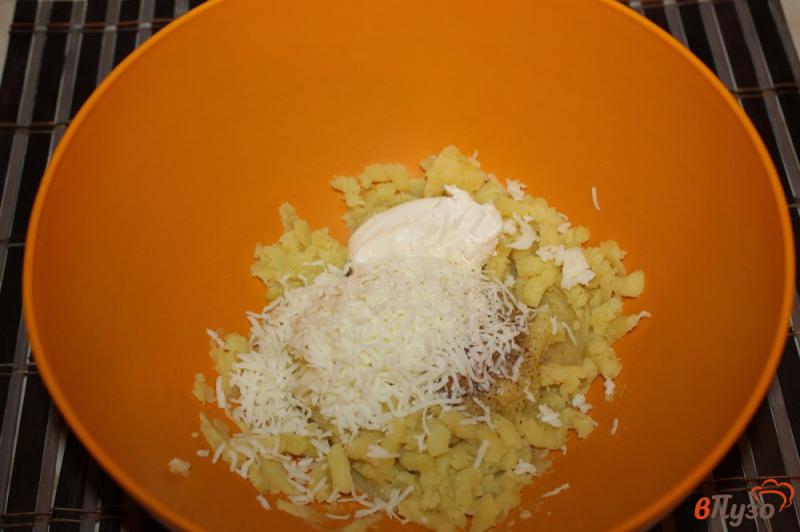 Фото приготовление рецепта: Картофельные шарики с мясом и сыром к пиву шаг №2