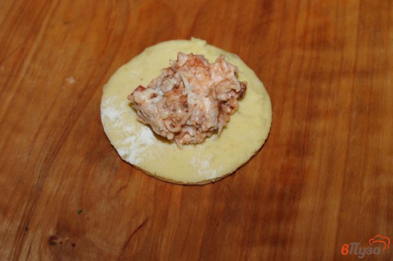 Фото приготовление рецепта: Картофельные шарики с мясом и сыром к пиву шаг №8