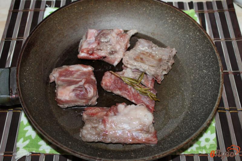 Фото приготовление рецепта: Свиные ребра жареные с травами и грибами шаг №3