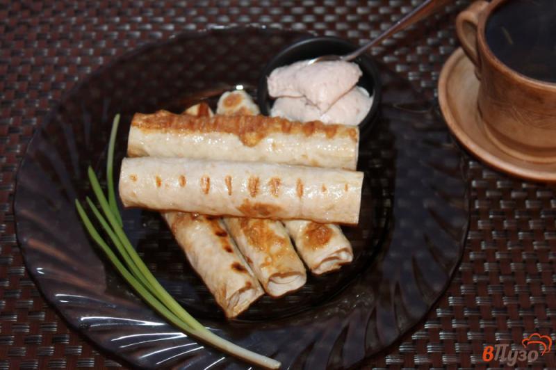 Фото приготовление рецепта: Рулетики из лаваша с ветчиной и сыром на завтрак шаг №6
